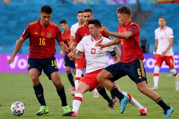 Rất đông cầu thủ Tây Ban Nha nhưng vẫn chưa khóa được Lewandowski. Ảnh: AFP