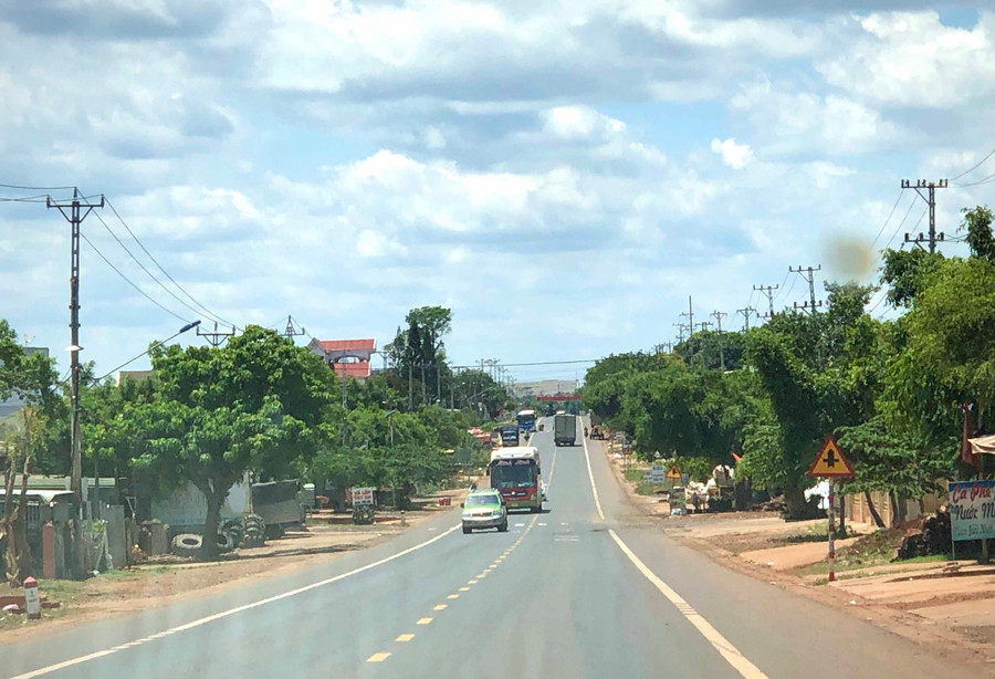 Đường Hồ Chí Minh đoạn qua huyện Chư Pưh có lưu lượng giao thông gia tăng rất nhanh và tình hình tai nạn giao thông diễn biến rất phức tạp. Ảnh Lê Hòa