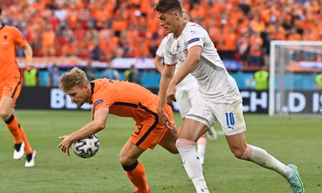 De Ligt bị thẻ đỏ sau khi dùng tay gạt bóng.