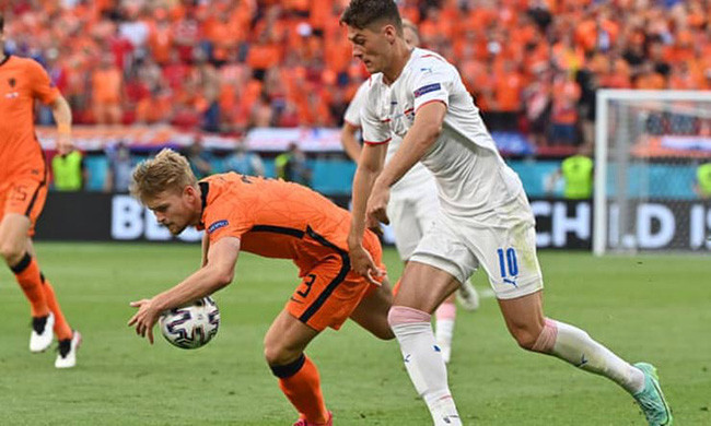 De Ligt bị thẻ đỏ sau khi dùng tay gạt bóng.