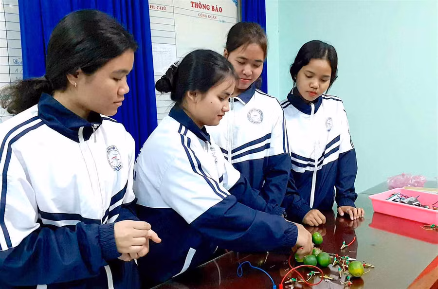 Học sinh thực hành làm pin điện hóa từ chanh (ảnh chụp tháng 3-2021). Ảnh: Mộc Trà