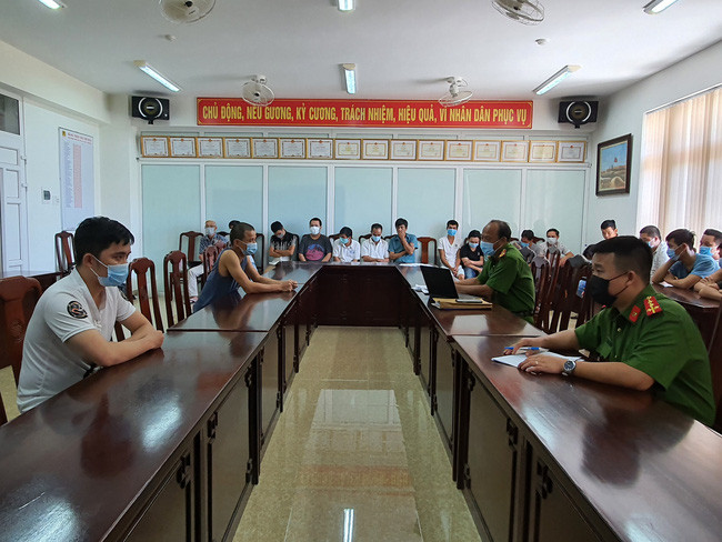 Công an lấy lời khai các đối tượng trong đường dây cá độ bóng đá quy mô lớn ở Huế. Ảnh: V.A.