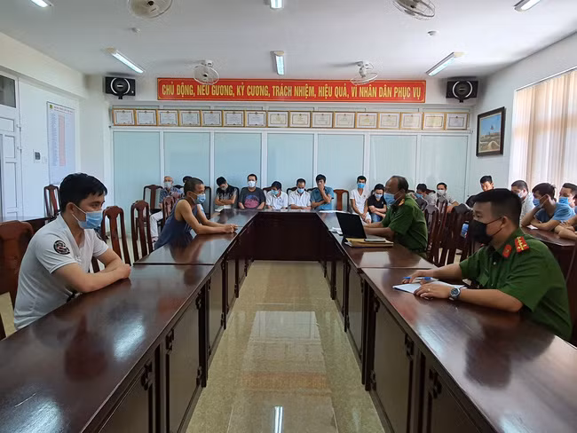 Công an lấy lời khai các đối tượng trong đường dây cá độ bóng đá quy mô lớn ở Huế. Ảnh: V.A.