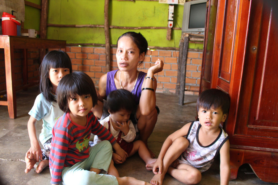 5 mẹ con chị Mây trong căn nhà tuềnh toàng, nóng bức. ẢNH: QUANG VIÊN