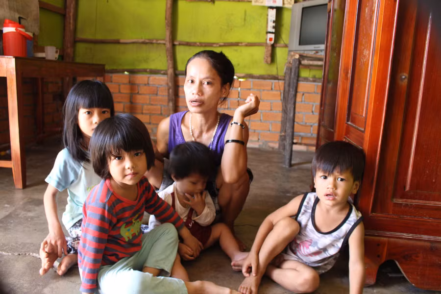 5 mẹ con chị Mây trong căn nhà tuềnh toàng, nóng bức. ẢNH: QUANG VIÊN