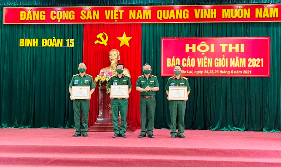 Ban tổ chức trao giải cho các báo cáo viên đạt thành tích cao