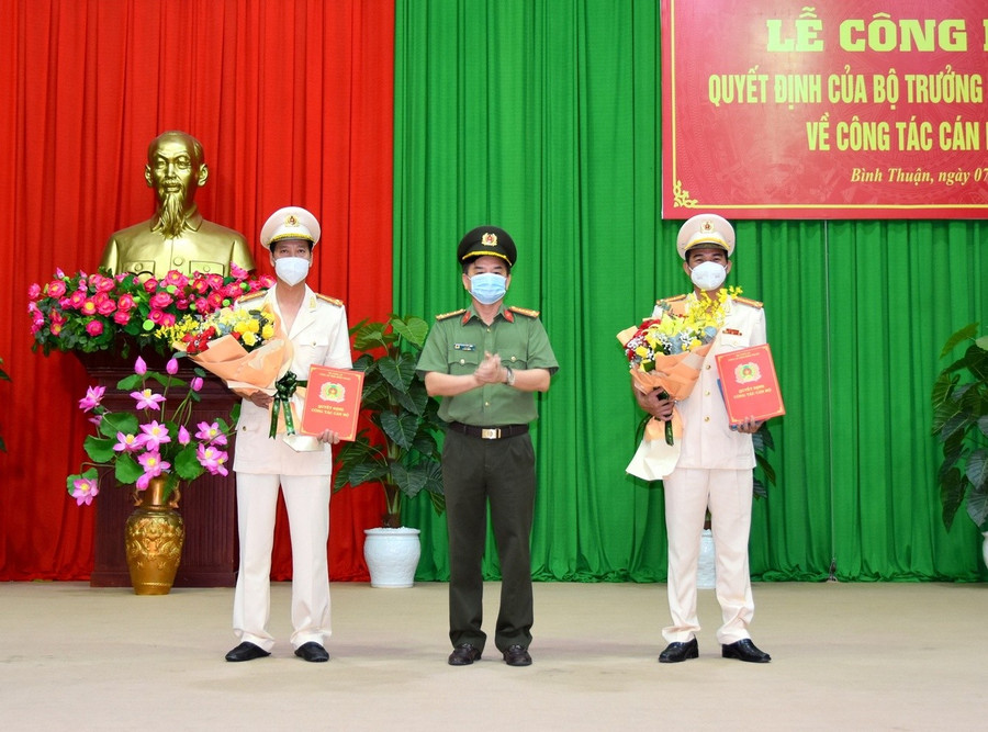 Đại tá Trần Văn Toản, Giám đốc Công an tỉnh Bình Thuận (giữa) trao quyết định cho đại tá Phạm Duy Hoàng (phải) và đại tá Lê Thanh Hùng. (Ảnh: Báo Bình Thuận) Đại tá Trần Văn Toản, Giám đốc Công an tỉnh Bình Thuận (giữa) trao quyết định cho đại tá Phạm Duy Hoàng (phải) và đại tá Lê Thanh Hùng. (Ảnh: Báo Bình Thuận)