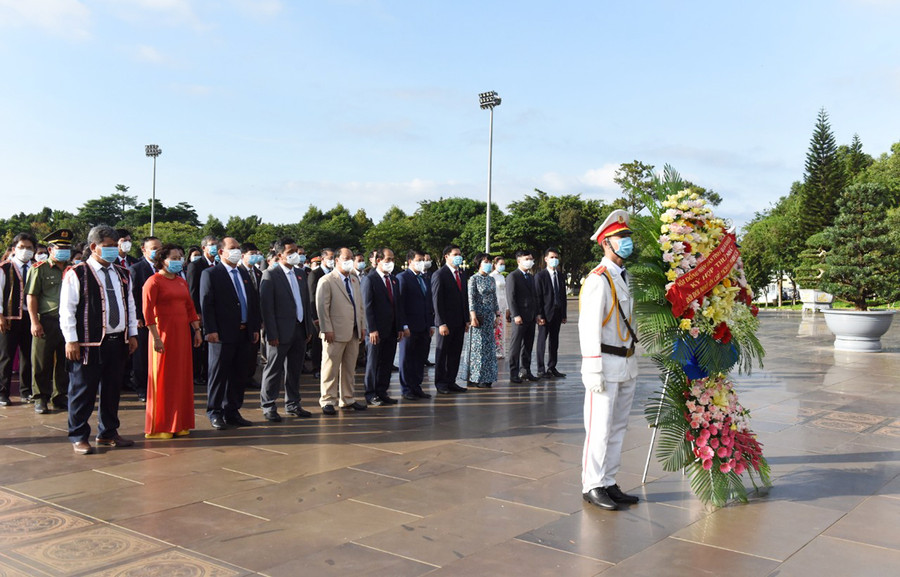 Các đại biểu dâng hoa, dâng hương trước Tượng đài Bác Hồ với các dân tộc Tây Nguyên tại Quảng trường Đại Đoàn Kết. Ảnh: Đức Thụy Dâng hoa, dâng hương tại Quảng trường Đại Đoàn Kết. Ảnh: Đức Thụy