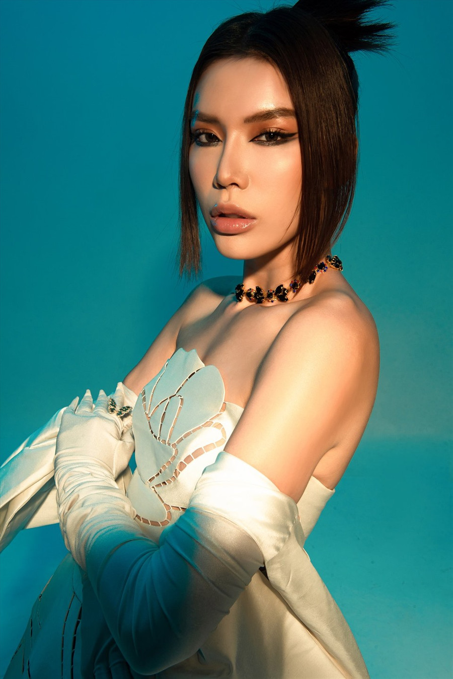 Trong bộ ảnh vừa tung ra, ở bộ trang phục đầu tiên, Minh Tú kể câu chuyện tình yêu lãng mạn qua bức tranh nghệ thuật nhiều hoạt tiết.