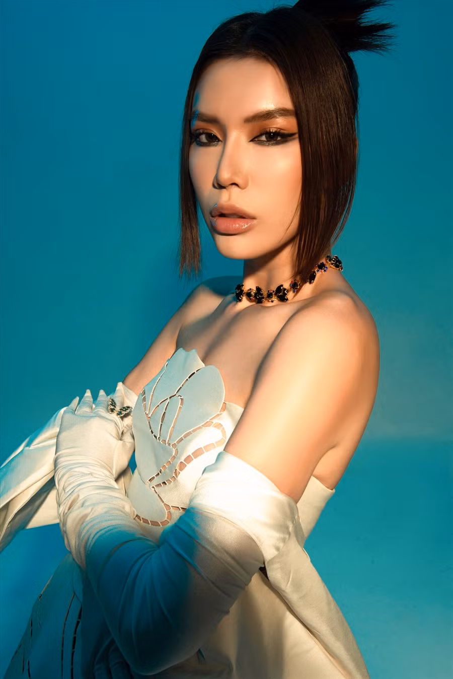 Trong bộ ảnh vừa tung ra, ở bộ trang phục đầu tiên, Minh Tú kể câu chuyện tình yêu lãng mạn qua bức tranh nghệ thuật nhiều hoạt tiết.