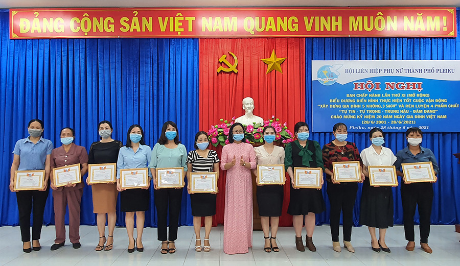 Tặng giấy khen cho các tập thể, cá nhân vì có thành tích xuất sắc trong công tác Hội giai đoạn 2016-2021. Ảnh: Bá Bính Các tập thể, cá nhân nhận giấy khen vì có thành tích xuất sắc trong công tác hội giai đoạn 2016-2021. Ảnh: Bá Bính