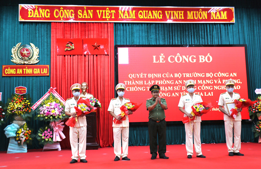 Giám đốc Công an tỉnh công bố quyết định thành lập Phòng An ninh mạng và Phòng-chống tội phạm sử dụng Công nghệ cao của Bộ trưởng Bộ Công an. Ảnh: Văn Ngọc