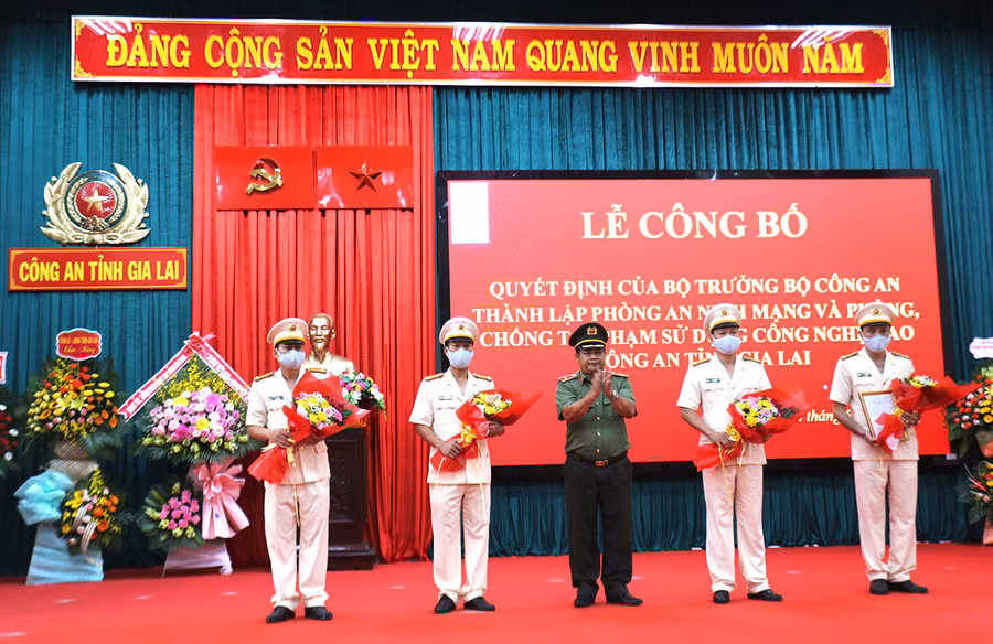 Giám đốc Công an tỉnh công bố quyết định thành lập Phòng An ninh mạng và Phòng-chống tội phạm sử dụng Công nghệ cao của Bộ trưởng Bộ Công an. Ảnh: Văn Ngọc