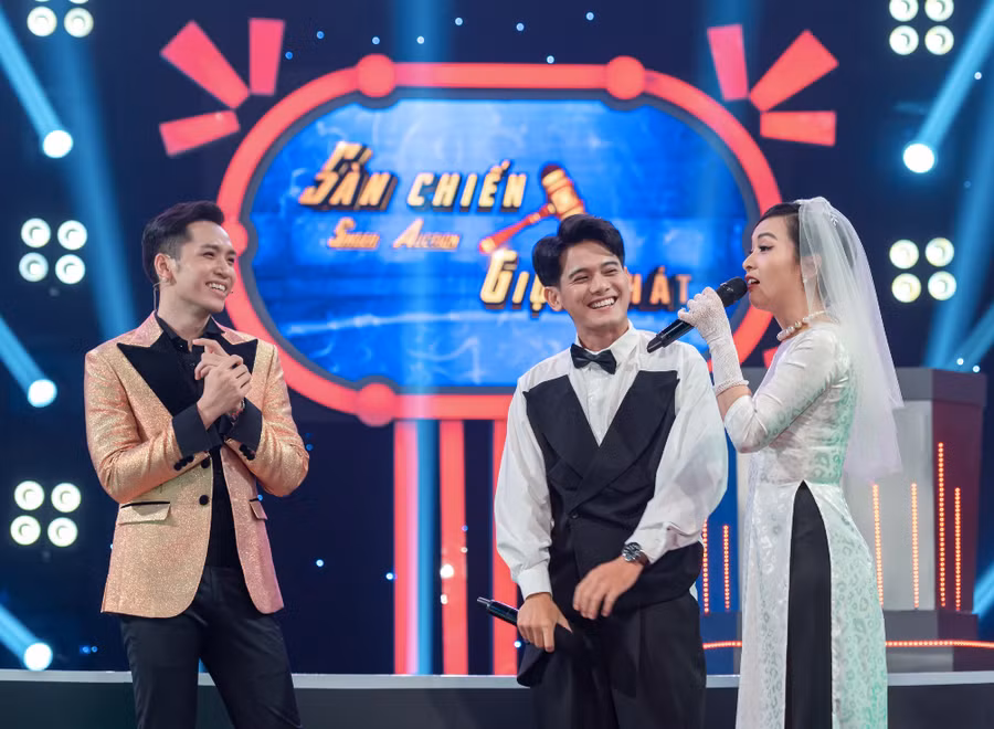 Vợ chồng Quang Thái cùng cặp đôi Lê Phương - Trung Kiên chiến thắng chung cuộc tại 'Sàn chiến giọng hát'. ẢNH: BTC