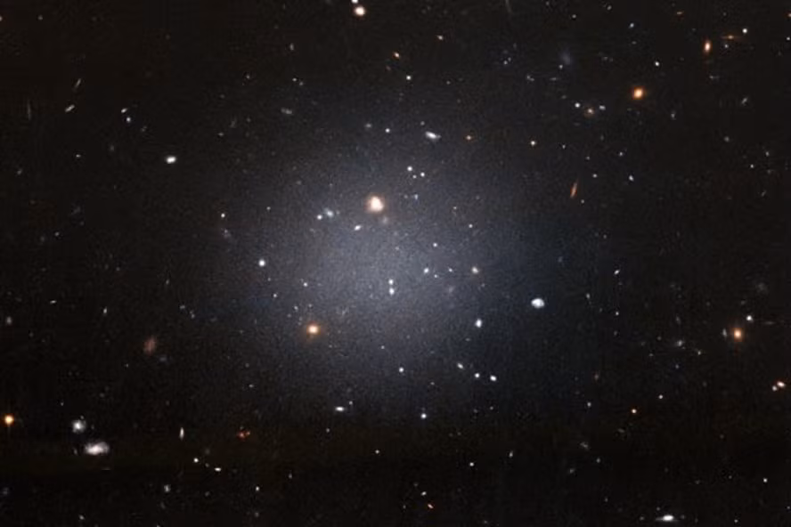 Kính viễn vọng không gian Hubble chụp ảnh thiên hà siêu khuếch tán NGC 1052-DF2 tháng 11.2017. Ảnh: NASA/Đại học Yale