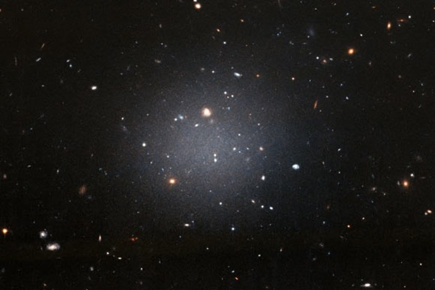 Kính viễn vọng không gian Hubble chụp ảnh thiên hà siêu khuếch tán NGC 1052-DF2 tháng 11.2017. Ảnh: NASA/Đại học Yale