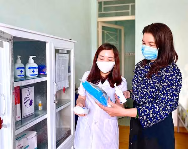 Cô Lê Thị Thu-Hiệu trưởng Trường THPT chuyên Hùng Vương (bìa phải) cùng nhân viên y tế của trường rà soát lại trang-thiết bị phòng dịch chuẩn bị cho kỳ thi. Ảnh: Mộc Trà