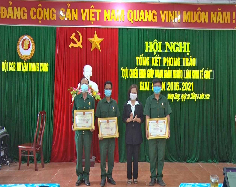 Đại diện lãnh đạo UBND huyện khen thưởng cho các tập thể. Ảnh: Hà Phương