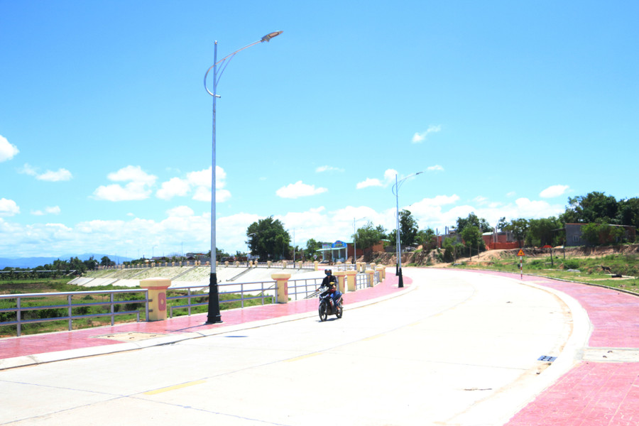 Kè chống sạt lở bờ sông Ia Sol làm thay đổi diện mạo đô thị Phú Thiện. Ảnh: Quang Tấn