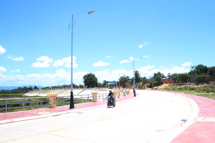 Kè chống sạt lở bờ sông Ia Sol làm thay đổi diện mạo đô thị Phú Thiện. Ảnh: Quang Tấn