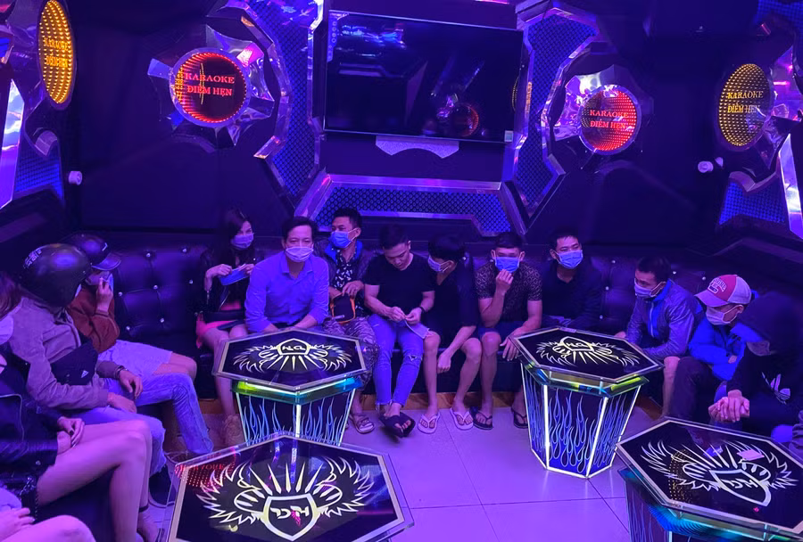 22 người hát karaoke tại phòng Vip 1 cơ sở Victory vi phạm phòng chống dịch Covid-19. ẢNH: LÂM VIÊN