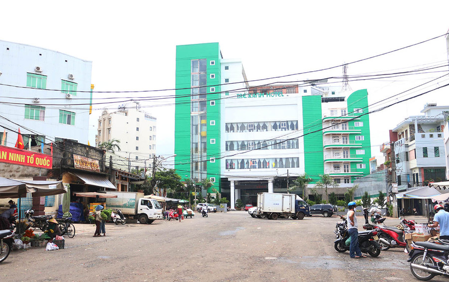  Hầu hết hệ thống dây cáp của các đơn vị viễn thông, truyền hình cáp chưa được bó cáp đồng bộ, gây mất mỹ quan đô thị. Ảnh: Quang Tấn