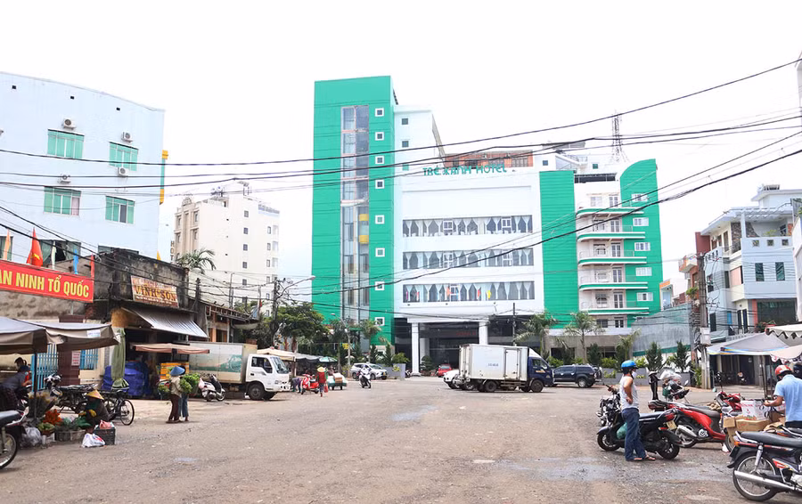  Hầu hết hệ thống dây cáp của các đơn vị viễn thông, truyền hình cáp chưa được bó cáp đồng bộ, gây mất mỹ quan đô thị. Ảnh: Quang Tấn