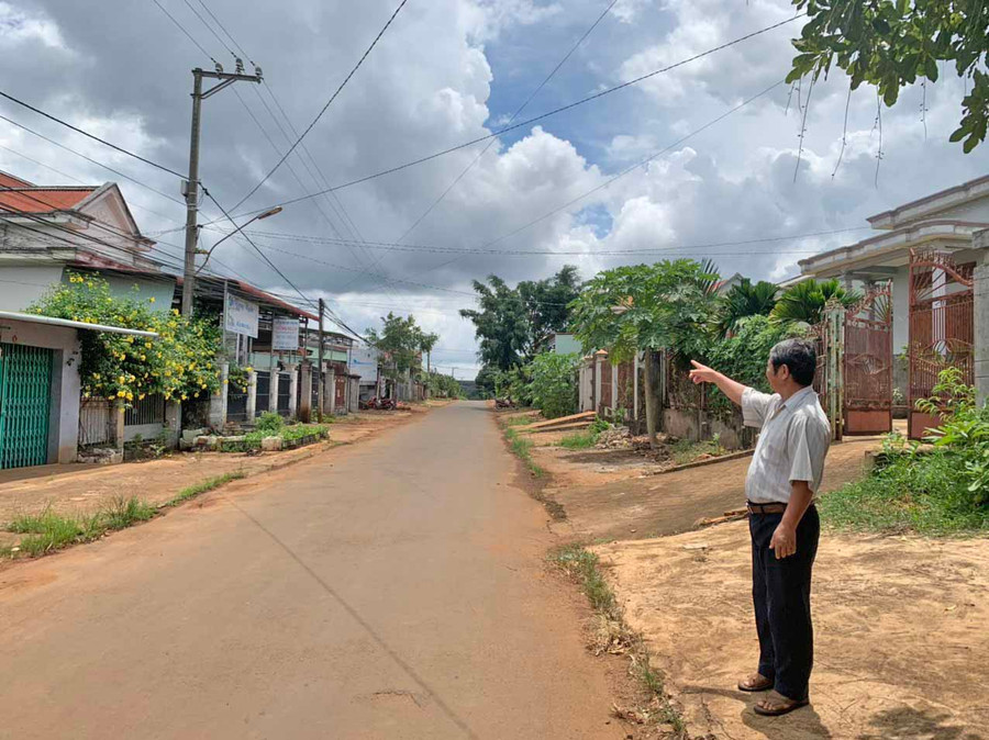 Người dân thôn Hợp Hòa (xã Ia Drăng) đã đóng tiền để lắp đường điện chiếu sáng nhằm đảm bảo an ninh trật tự. Ảnh: Nhật Hào