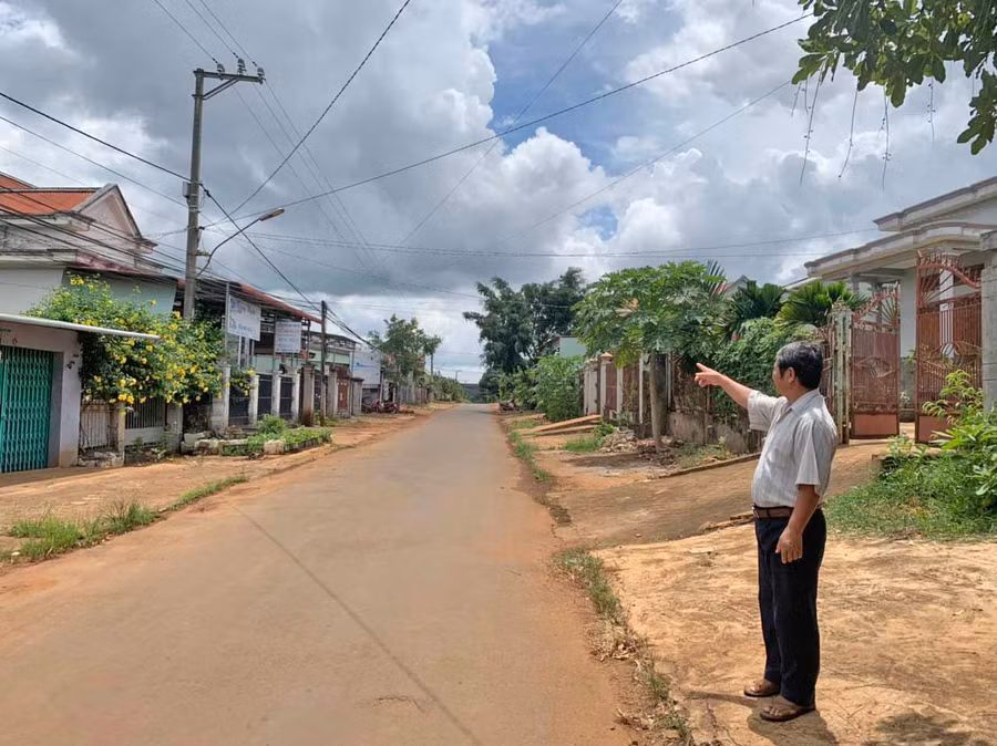 Người dân thôn Hợp Hòa (xã Ia Drăng) đã đóng tiền để lắp đường điện chiếu sáng nhằm đảm bảo an ninh trật tự. Ảnh: Nhật Hào