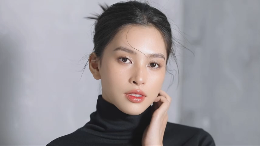 Người đẹp sinh năm 2000 xinh ngút ngàn trong từng khoảnh khắc, ánh mắt trong veo, màu son san hô nhẹ nhàng tươi tắn, cô khiến người xem khó mà rời mắt vì quá cuốn hút. ẢNH: NVCC