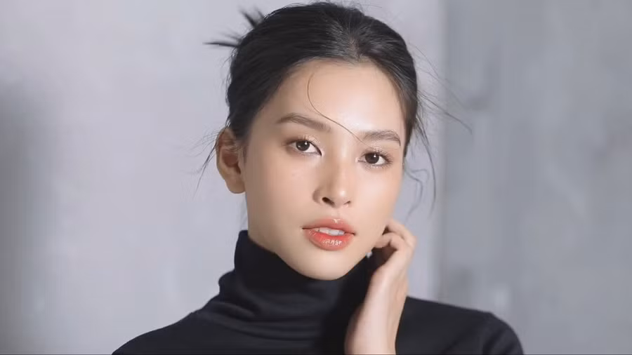 Người đẹp sinh năm 2000 xinh ngút ngàn trong từng khoảnh khắc, ánh mắt trong veo, màu son san hô nhẹ nhàng tươi tắn, cô khiến người xem khó mà rời mắt vì quá cuốn hút. ẢNH: NVCC