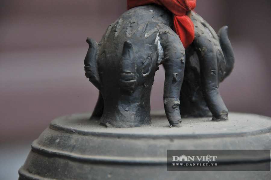 Quai chuông đúc nổi đôi thú (giống như Ly Thủ) đấu lưng vào nhau, uốn cong tạo thành núm treo chuông. Thú có đầu to, mắt lồi, hai sừng thẳng, bờm ôm sát đầu, thân có vảy, hai chân và miệng ngậm tỳ xuống đỉnh chuông tạo thế vững chắc cho quai chuông. Chỏm quai tạo hình núm tròn dẹt nhô lên nhưng không phải là hồ lô như trên các quai chuông sau này. Đỉnh chuông bằng, vai xuôi, thân hình trụ, miệng loe có gờ, thành chuông dày.