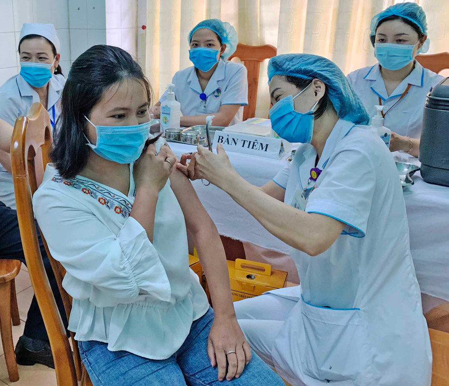 Tiêm vắc xin phòng Covid-19 cho lực lượng tuyến đầu chống dịch. Ảnh: Lê Hà