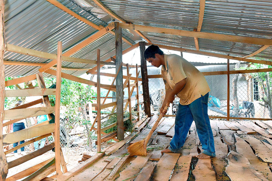 6.Đầu năm 2021, gia đình anh Y Blim (làng Hrai Dong, thị trấn Nhơn Hòa) được vay 50 triệu vốn giải quyết việc làm nuôi 14 con dê để thoát nghèo. Anh Blim ho biết: 