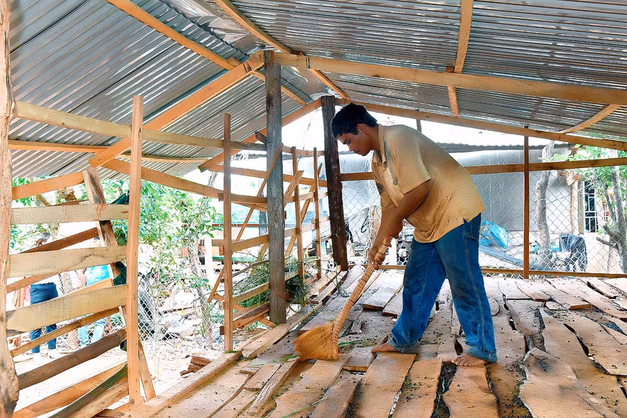 6.Đầu năm 2021, gia đình anh Y Blim (làng Hrai Dong, thị trấn Nhơn Hòa) được vay 50 triệu vốn giải quyết việc làm nuôi 14 con dê để thoát nghèo. Anh Blim ho biết: 