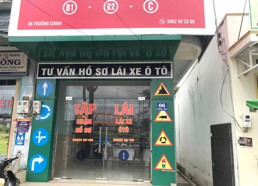 Văn phòng Công ty TNHH Tư vấn lái xe an toàn vẫn nhận hồ sơ học lái xe ô tô dù đã bị cấm. Ảnh: Lê Văn Ngọc Văn phòng Công ty TNHH Tư vấn lái xe an toàn vẫn nhận hồ sơ học lái xe ô tô dù đã bị cấm. Ảnh: Lê Văn Ngọc