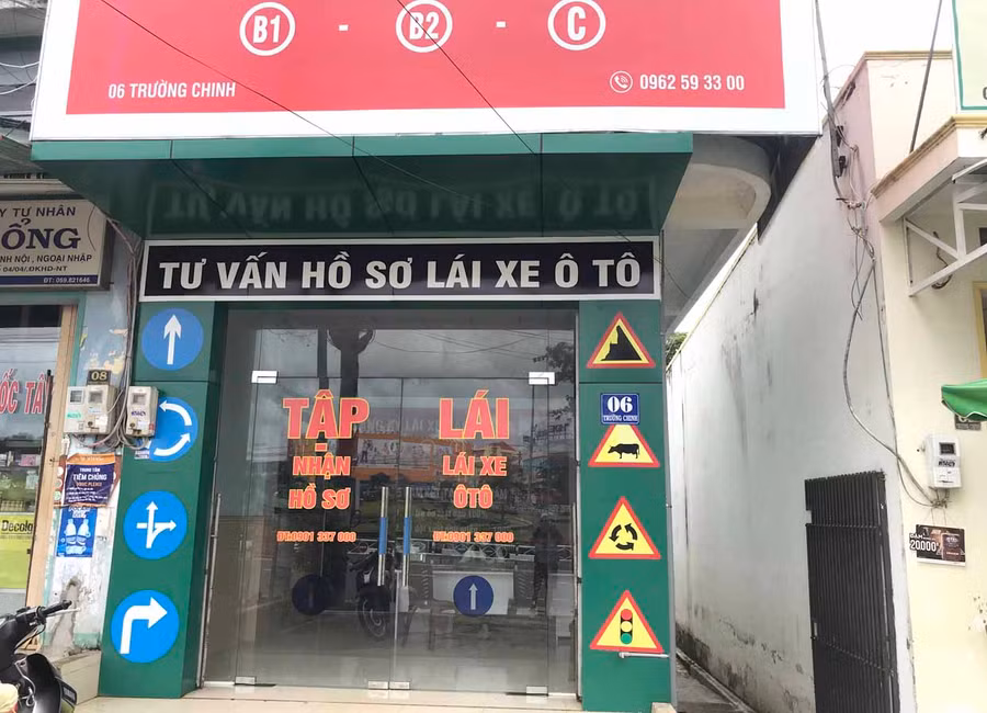 Văn phòng Công ty TNHH Tư vấn lái xe an toàn vẫn nhận hồ sơ học lái xe ô tô dù đã bị cấm. Ảnh: Lê Văn Ngọc