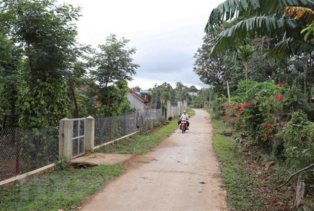 Đường giao thông nông thôn xã Ea Knuếc (huyện Krông Pắk) khang trang sạch đẹp. Xã Ea Knuếc đạt chuẩn nông thôn mới năm 2020. (Ảnh: Vũ Sinh/TTXVN) Đường giao thông nông thôn xã Ea Knuếc (huyện Krông Pắk) khang trang sạch đẹp. Xã Ea Knuếc đạt chuẩn nông thôn mới năm 2020. (Ảnh: Vũ Sinh/TTXVN)