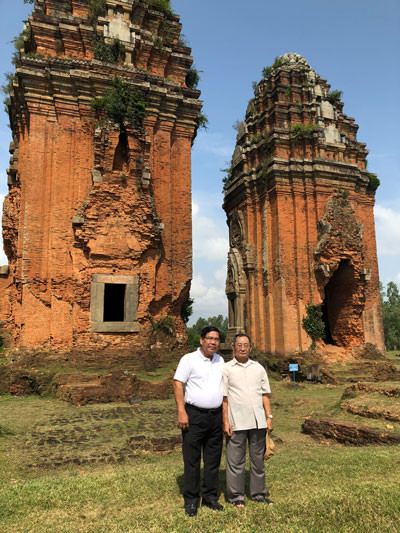 Bên tháp Dương Long . Ảnh: TRUNG PHƯƠNG Bên tháp Dương Long . Ảnh: TRUNG PHƯƠNG