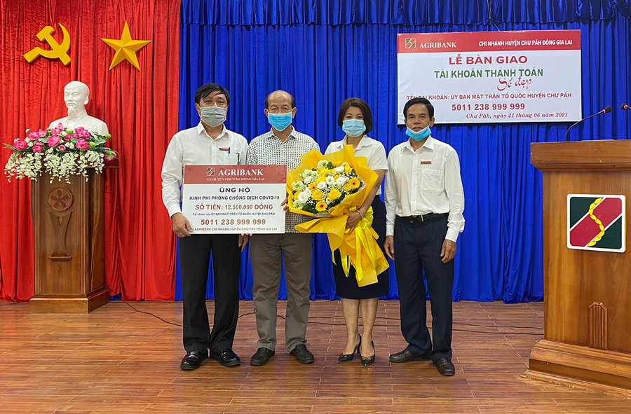 Ông Trần Văn Đến-Giám đốc Agribank-Chi nhánh Chư Păh- Đông Gia Lai (ngoài cùng bên trái) trao tài khoản và tiền ủng hộ công tác phòng-chống dịch Covid-19. Ảnh: Ngọc Anh  Ông Trần Văn Đến-Giám đốc Ngân hàng Agribank-Chi nhánh huyện Chư Păh- Đông Gia Lai (ngoài cùng bên trái) trao tài khoản và tiền ủng hộ công tác phòng, chống dịch Covid-19. Ảnh: Ngọc Anh