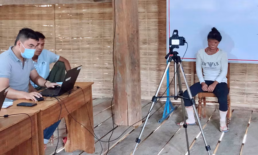 Cán bộ, chiến sĩ Công an huyện Chư Păh làm thẻ căn cước công dân cho bà Phẽp (làng Kon Sơ Bai, xã Hà Tây). Ảnh: Hà Phương