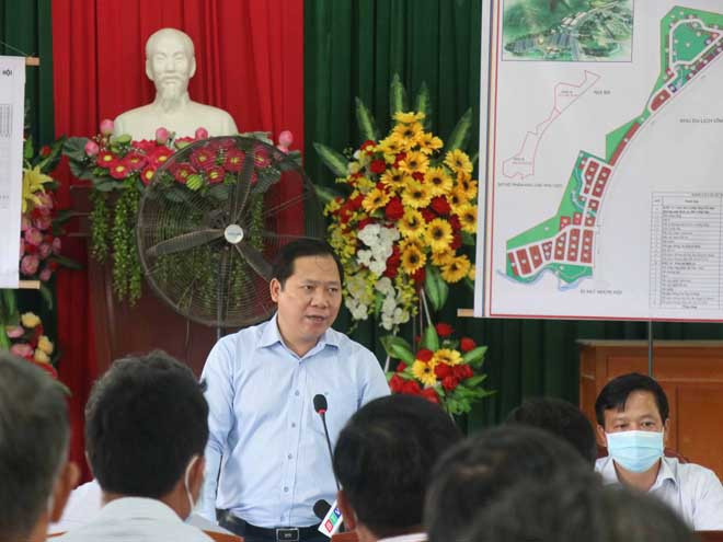 Chủ tịch UBND tỉnh Bình Định Nguyễn Phi Long giải đáp các ý kiến của người dân - ẢNH: HOÀNG TRỌNG Chủ tịch UBND tỉnh Bình Định Nguyễn Phi Long giải đáp các ý kiến của người dân - ẢNH: HOÀNG TRỌNG