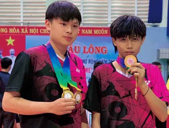 Nguyễn Đăng Sơn (bìa phải) nhận huy chương vàng tại Giải Vô địch Cầu lông tỉnh Gia Lai mở rộng năm 2021. Ảnh: Thiên Di