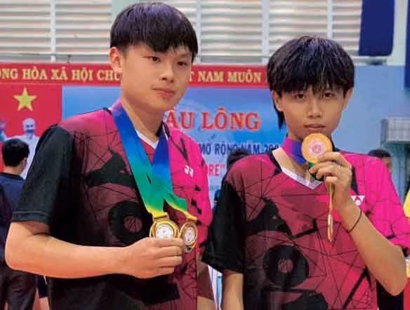 Nguyễn Đăng Sơn (bìa phải) nhận huy chương vàng tại Giải Vô địch Cầu lông tỉnh Gia Lai mở rộng năm 2021. Ảnh: Thiên Di