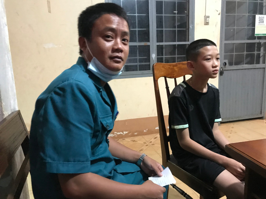 Cháu Duy (bìa phải) đã nhanh trí cứu được 2 bé gái. Ảnh: Văn Ngọc Cháu Duy (phải) đã nhanh trí cứu được 2 bé gái. Ảnh: Văn Ngọc