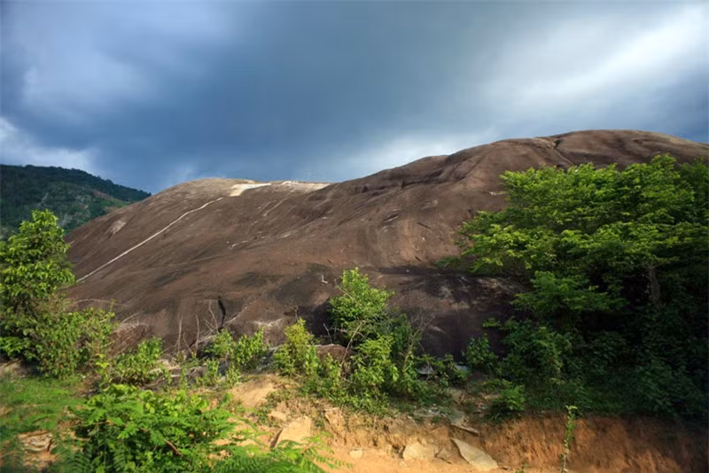 Theo người dân trong vùng thì không ai biết chính xác Đá Voi có từ bao giờ. họ chỉ được nghe tổ tiên từ đời trước truyền lại rằng hai hòn đá này bỗng dưng không còn ở vị trí mà người ta đã từng nhìn thấy trước đây và cho đến bây giờ vẫn chưa có lời giải thích cho sự dịch chuyển kì lạ đó. Ảnh: Kiến Thức.
