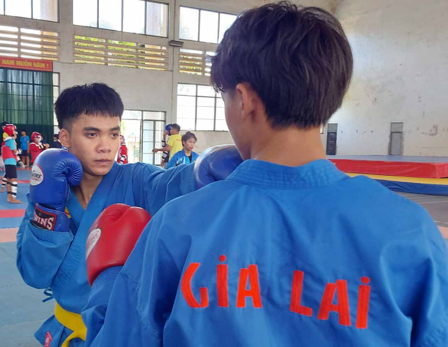 Võ sĩ Thái Quốc Tấn tập luyện với đồng đội ở đội tuyển Vovinam tỉnh. Ảnh: Thiên Di