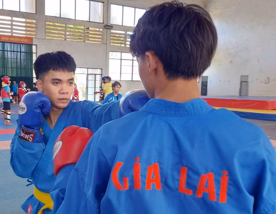 Võ sĩ Thái Quốc Tấn tập luyện với đồng đội ở đội tuyển Vovinam tỉnh. Ảnh: Thiên Di