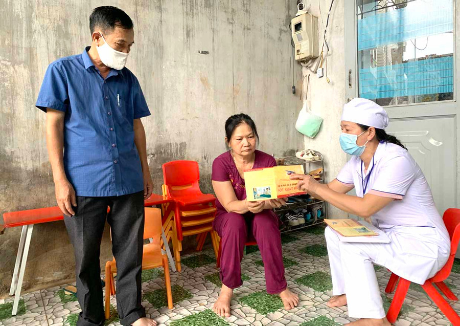 Nhân viên y tế phường Phù Đổng (TP. Pleiku) phát tờ rơi tuyên truyền phòng-chống sốt xuất huyết đến người dân. Ảnh: Như Nguyện Nhân viên y tế phường Phù Đổng (TP. Pleiku) phát tờ rơi tuyên truyền phòng-chống sốt xuất huyết đến người dân. . Ảnh: Như Nguyện
