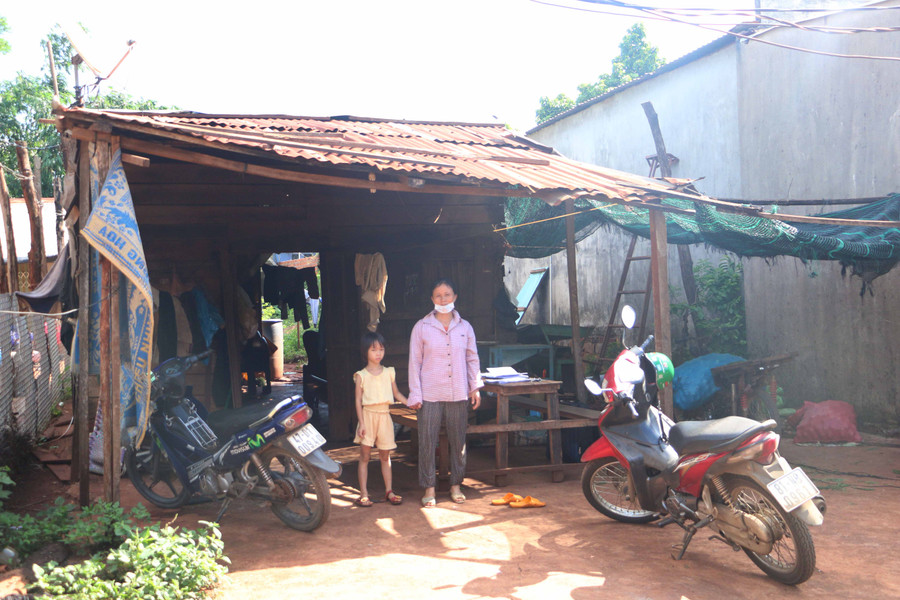 Gia đình bà Nguyễn Thị Tuyết Mai hiện phải sống trong ngôi nhà tạm bợ. Ảnh: Quang Tấn